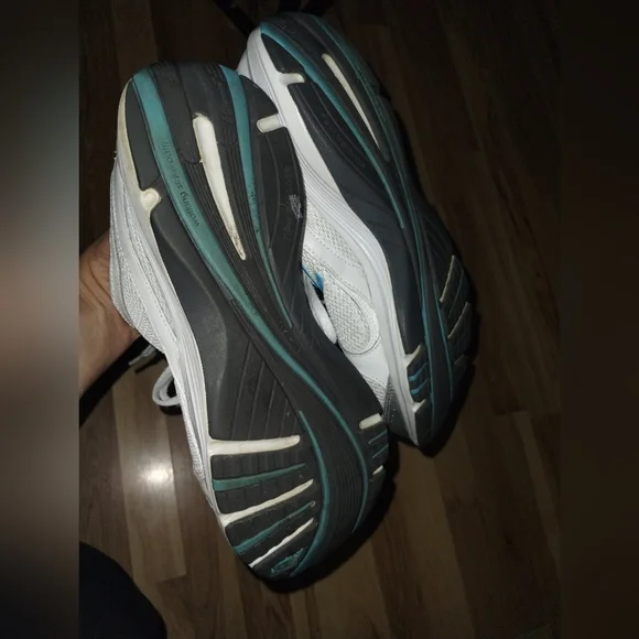 New Balance Women's Sneakers in White and Sky Blue - Picture 7 of 8